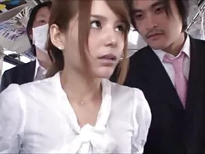 Hai cô gái xinh đẹp  ...