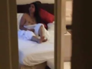 Cindy năn nỉ tôi đến ...